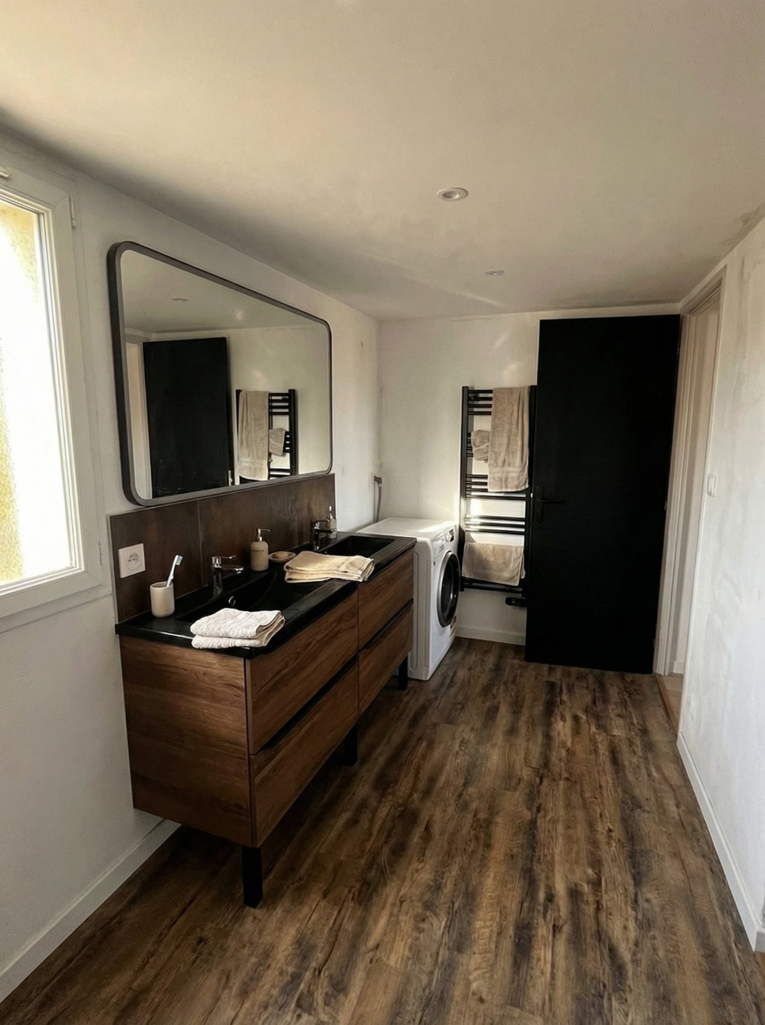 Rénovation salle de bain Tarbes - double vasque bois et noir, sol vinyle