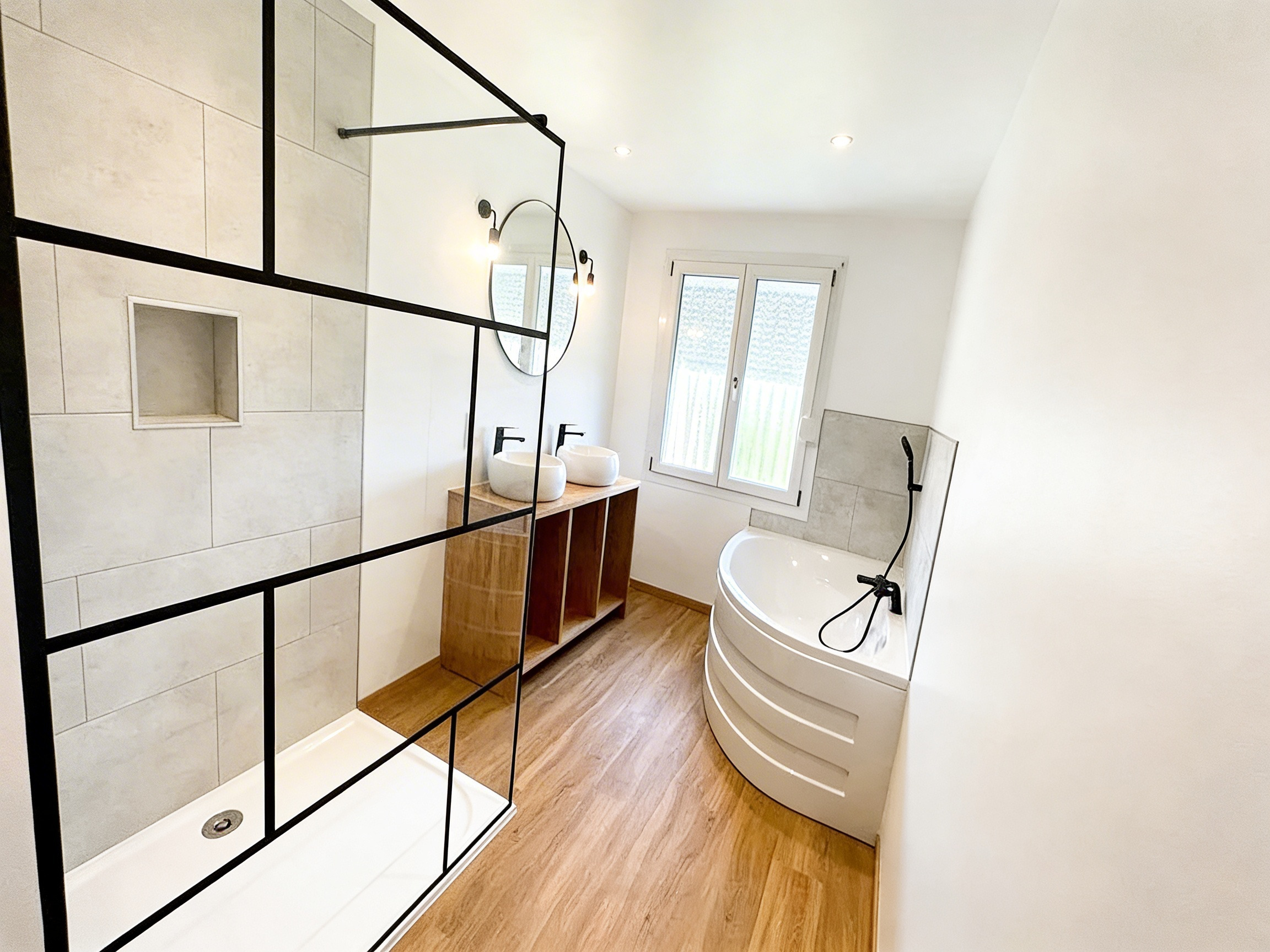 Rénovation salle de bain Tarbes - douche italienne verrière, baignoire, double vasque, sol bois