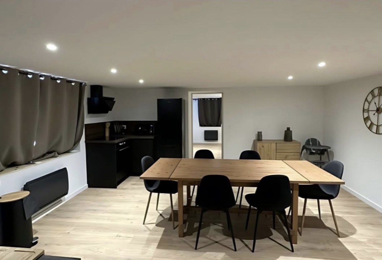 Rénovation séjour cuisine ouverte Tarbes - sol LVT, cuisine noire, placo, éclairage encastré